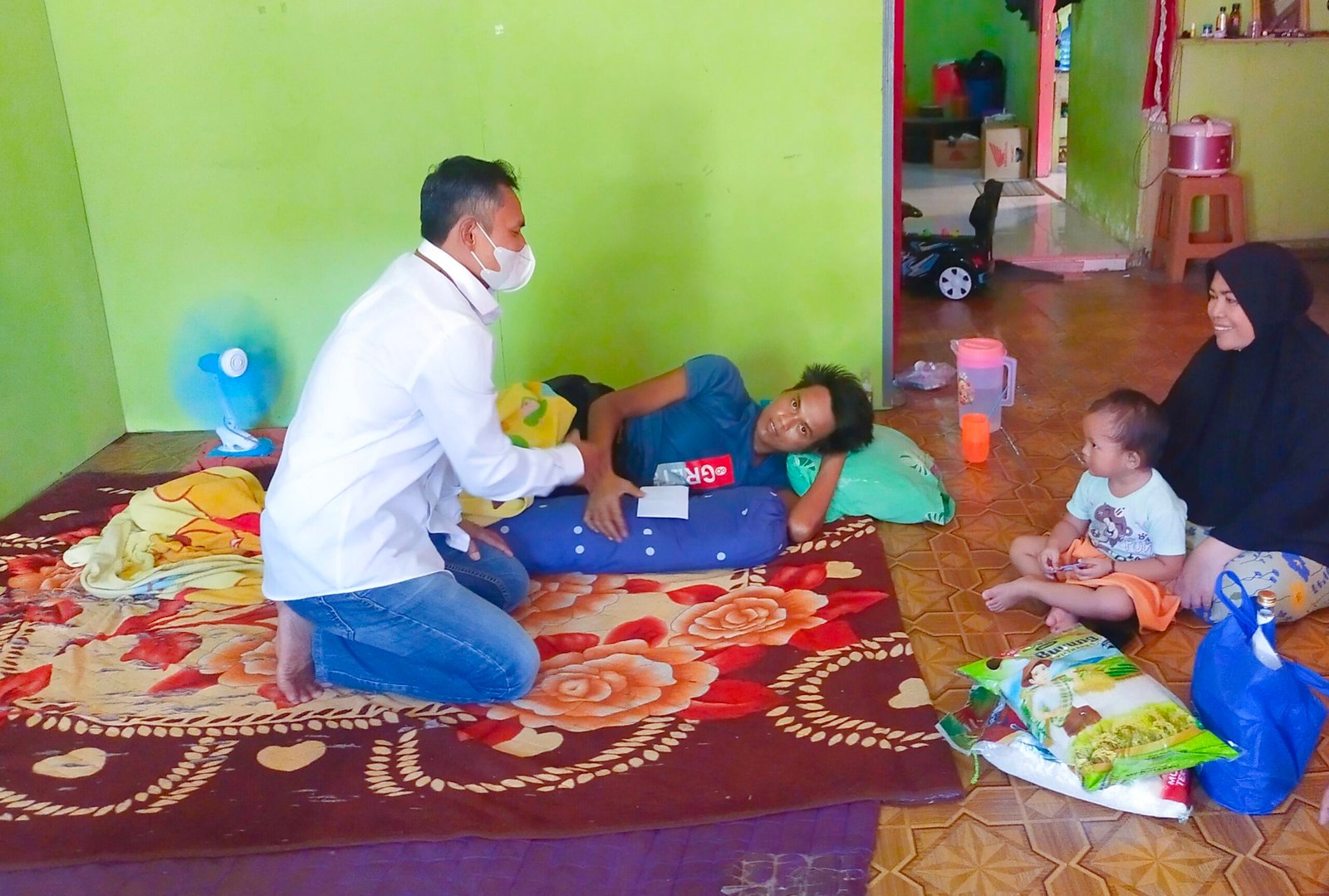 Tanpa Sokongan Dana, PWI Kotabaru Peduli Sesama Kompak Beri Tali Asih. Istri Muniri Sampaikan Terimakasih IMG 20230525 212811 scaled