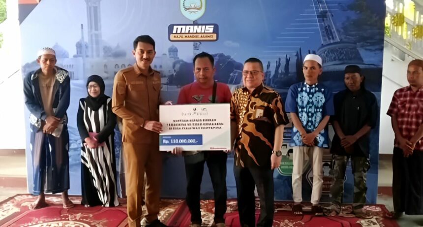 Bupati Banjar, Saidi Mansyur didampingi Direktur UPZ Bank Kalsel, Muhammad Fajri Muhtadi menyerahkan bantuan secara simbolis (Foto : Heru)
