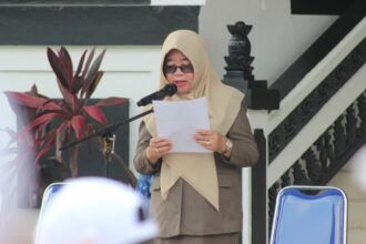 Sekda Tabalong, Hamida Munawarah memberikan sambutan sekaligus melepas puluhan kontingen atlet Tabalong (foto : ihsan_teras7.com)