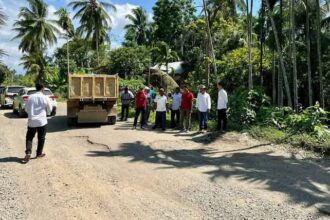 Kondisi jalan di Kecamatan Sawang yang mengalami kerusakan parah. (Foto: Raja/teras7.com)