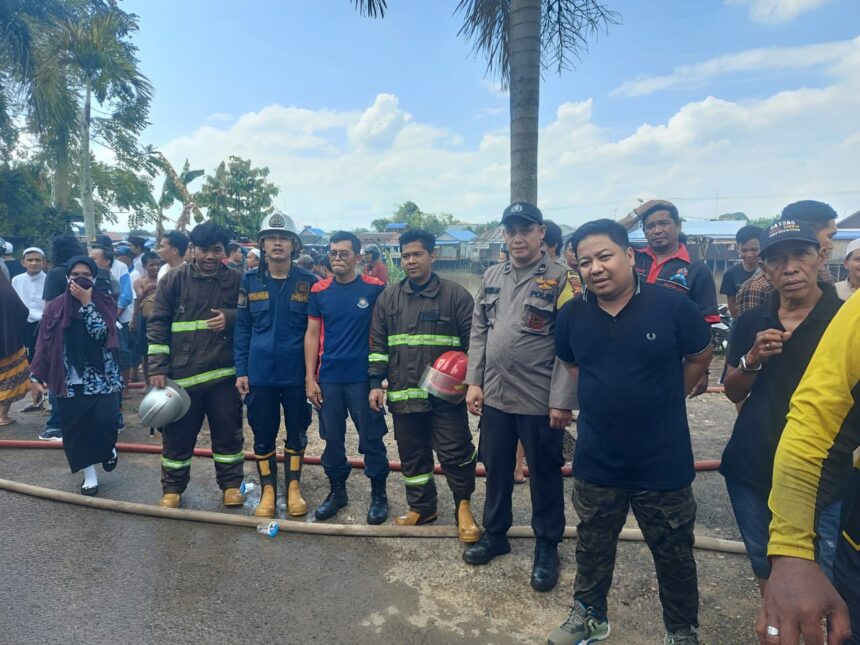 Ketua DPRD Kabupaten Banjar membantu memadamkan kebakaran di Desa Pekauman Ulu, Muhammad Rofiqi. (Foto: Heru)