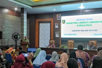 Bupati Tabalong, Anang Syakhfiani memberikan sambutan dalam kegiatan sosialisasi gerakan peduli & berbudaya lingkungan hijau di sekolah (PBLHS) . (foto : ihsan_teras7.com)