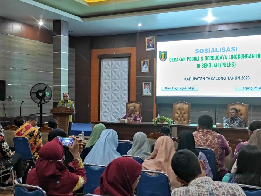 Bupati Tabalong, Anang Syakhfiani memberikan sambutan dalam kegiatan sosialisasi gerakan peduli & berbudaya lingkungan hijau di sekolah (PBLHS) . (foto : ihsan_teras7.com)