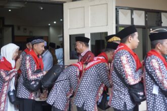 Bupati Tabalong, Anang Syakhfiani berangkatkan 442 jemaah haji Tabalong , pada Senin (29/05/2023) siang. (foto : ihsan_teras7.com)