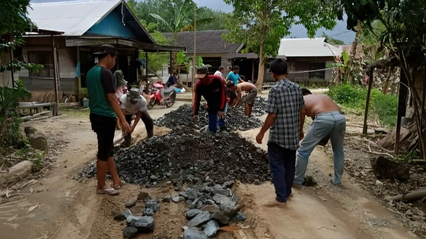 Perbaikan Jalan Desa Limamar pasca banjir dengan menutup batu gunung, pada Rabu (31/05/2023) (Foto : Heru)