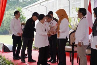 Megawati selaku Dewan Pembina BRIN serahkan langsung penghargaan untuk Kebun Raya Banua ke pejabat Pemprov Kalsel. (Foto: Biro Adpim Pemprov Kalsel)