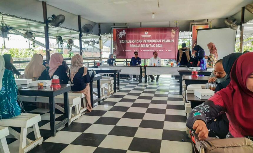 Kegiatan sosialisasi dan pendidikan penyelenggara Pemilu 2024 oleh KPU Kabupaten Banjar, di Cangkir Coffee, pada Sabtu (03/06/2023). (Foto: ariandi)