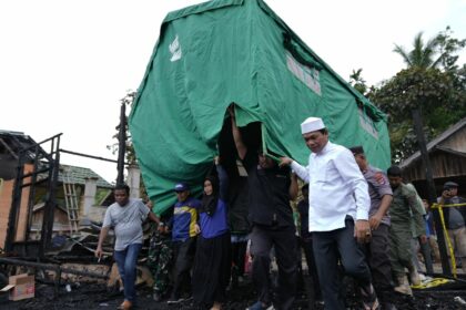 Bupati Balangan Serahkan Langsung Bantuan Peduli Korban Kebakaran di Desa Mantuyan