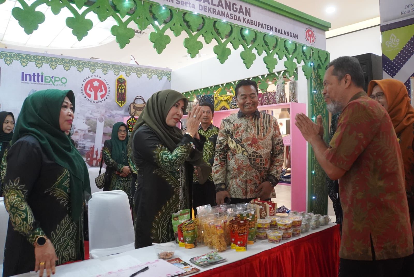 Dekranasda Balangan berharap UMKM Balangan mampu bersaing dengan UMKM luar dalam kegiatan yang diselenggarakan oleh DPMTSP Surakarta Jawa Tengah
