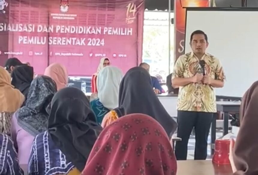 Anggota DPR RI, Muhammad Rifqinizamy Karsayuda saat memberikan materi kepada petugas penyelenggara Pemilu KPU Kabupaten Banjar. Sabtu (03/06/2023). (Foto: ariandi)