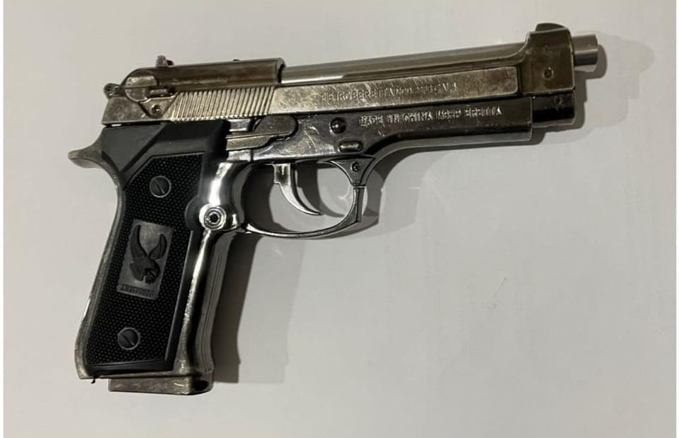 Barang bukti pistol mainan yang diamankan pihak kepolisian dari Pelaku MF (50) (foto : Humas Polres Tabalong)