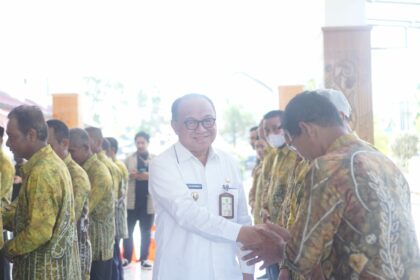 Bupati Anang saat bersalaman dengan 23 kontingen Tabalong yang bakal mengikuti kegiatan Pekan Nasional (Penas) KTNA XVI 2023 di Padang, Sumatera Barat (foto : ihsan_teras7.com)