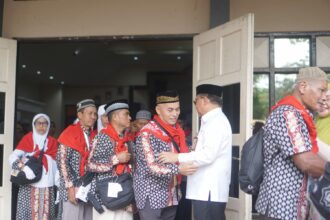 Bupati Tabalong, Anang Syakhfiani melepas dan memberangkatkan jemaah haji Tabalong gelombang kedua Kloter 13 Kalimantan Selatan. Rabu (14/06/2023). (foto : ihsan_teras7.com)
