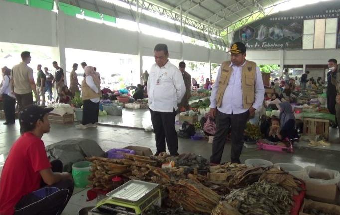 Tim Pengendali Inflasi Daerah (TPID) Tabalong pantau harga dan ketersediaan Bapokting di Pasar Tanjung. (Foto : Media Center Tabalong)