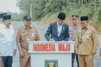 Jalan Nan Sarunai yang diresmikan langsung oleh Presiden Indonesia, Joko Widodo siap dipasang lampu penerangan jalan (foto : ihsan_teras7.com)