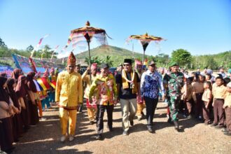 Kedatangan Paman Birin disambut masyrakat di Desa Awang Bangkal, Kabupaten Banjar, Sabtu (24/06/2023). (Foto: Naimah Mahmudah/Biro Adpim Pemprov Kalsel)