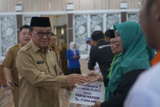 Bupati Tabalong, Anang Syakhfiani menyerahkan secara simbolis dana bantuan keuangan kepada partai politik. (Foto : ihsan_teras7.com)