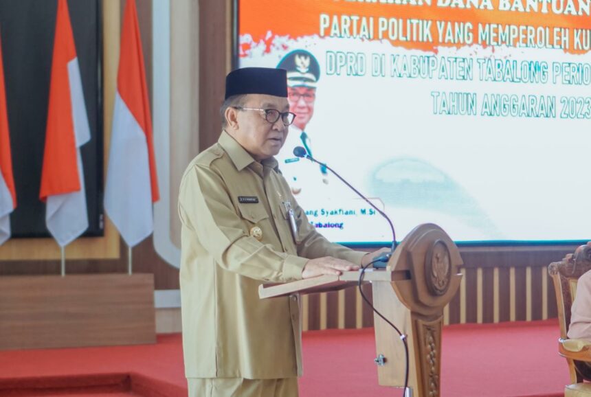 Bupati Tabalong, Anang Syakhfiani dalam sambutannya usai secara simbolis menyerahkan dana bantuan keuangan kepada partai politik. (Foto : ihsan_teras7.com)