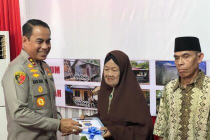 Kapolda Kalsel Irjen Pol Andi Rian R Djajadi meresmikan langsung program bedah rumah di Kabupaten Balangan