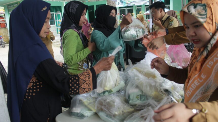 Kegiatan Pasar Murah di di Halaman Kantor Penyuluh Pertanian BPP Kecamatan Batumandi