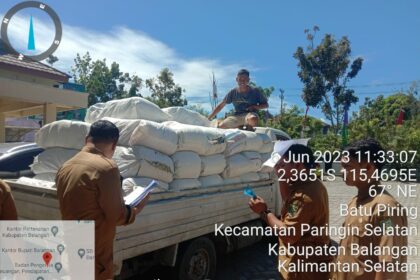 Penyaluran bantuan dari Pemerintah Provinsi Kalimantan Selatan berupa benih padi inbrida kepada 20 kelompok tani melalui DKP3 Kabupaten Balangan 1