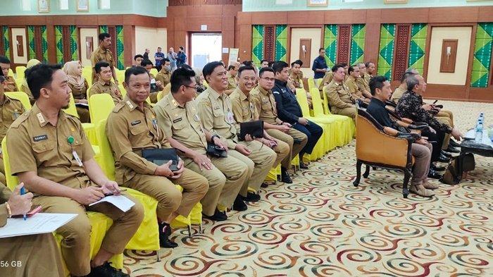 Sekretaris DPRD Kabupaten Barito Kuala Batola M Haris Isroyani kelima dari kiri