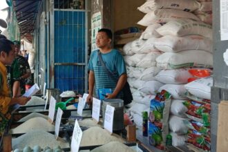 Pedagang yang diberikan pemberitahuan jika tokonya akan disegel oleh Pemerintah Kota Banjarbaru, Kamis (08/06/2023). (Foto: Irma)