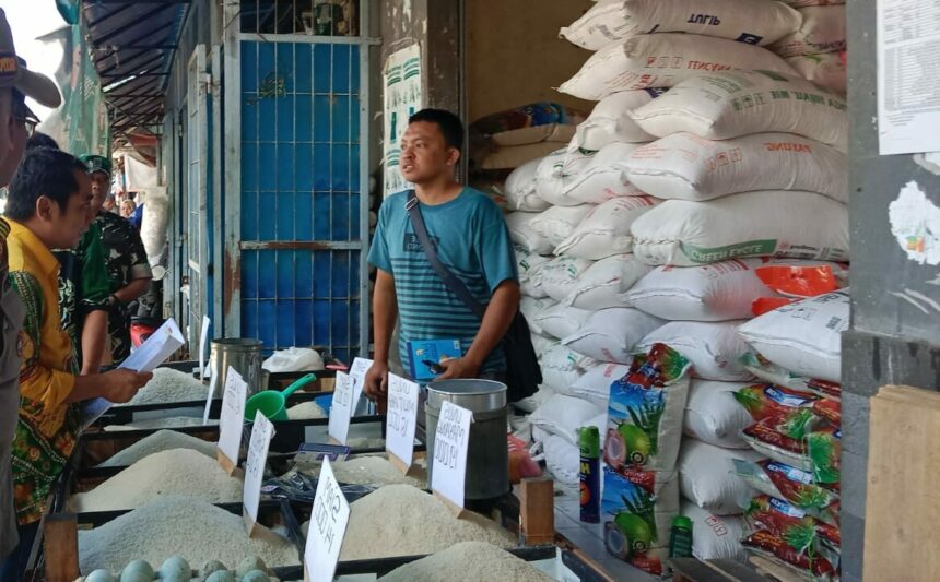 Pedagang yang diberikan pemberitahuan jika tokonya akan disegel oleh Pemerintah Kota Banjarbaru, Kamis (08/06/2023). (Foto: Irma)