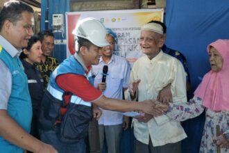 GM PLN UID Kalselteng Muhammad Joharifin menyapa penerima kepada manfaat Amut (82) beserta keluarga. (Foto: PLN UID Kalselteng)
