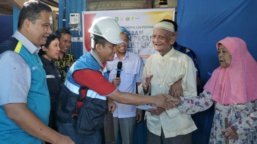 GM PLN UID Kalselteng Muhammad Joharifin menyapa penerima kepada manfaat Amut (82) beserta keluarga. (Foto: PLN UID Kalselteng)