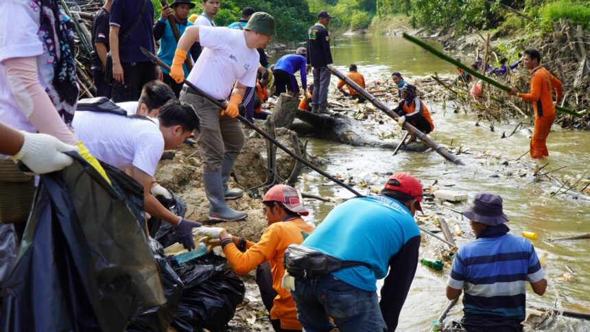 Relawan PLN gotong royong membersihkan sampah untuk memperlancar aliran Sungai Masiran, Barabai. (Foto: Humas PLN UID Kalselteng)
