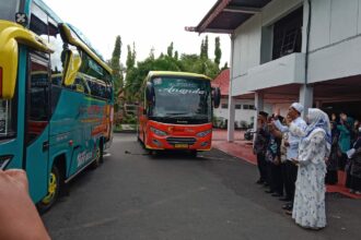 Jamaah haji berangkat dengan dilepaskan oleh Bupati Banjar, pada Kamis (15/06/2023). (Foto Heru)