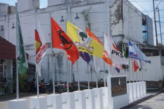 Belasan bendera partai politik yang berjejer di Kantor KPU Tabalong (foto : ihsan_teras7.com)
