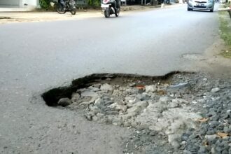 Jalan Sekumpul berlubang yang di tambal sulam oleh Dinas PUPRP Kabupaten Banjar (Foto : Heru)