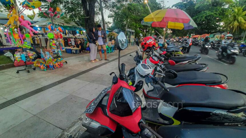 Parkir tepi jalan di sekitaran lapangan Murdjani Kota Banjarbaru_ariandi/teras7.com