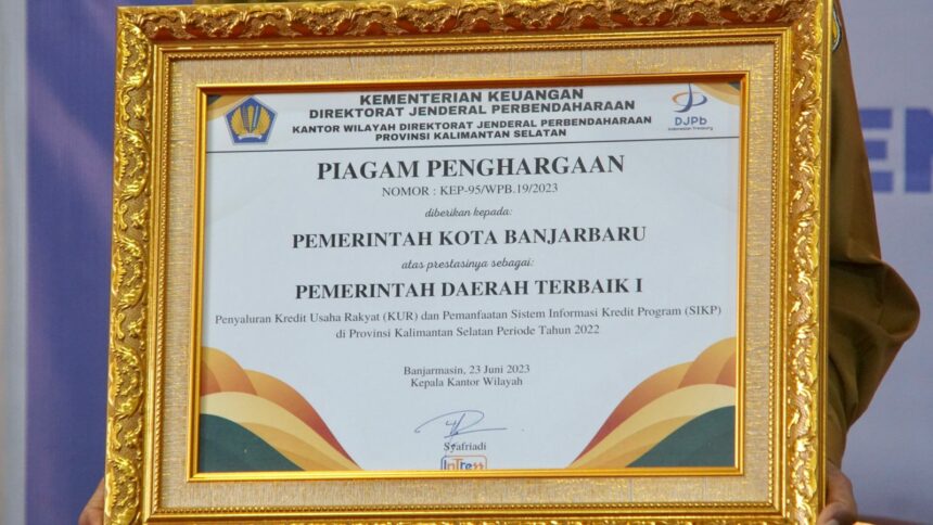 Penghargaan yang diraih Pemko Banjarbaru, pada Senin (26/06/2023). (Foto: Media Center Kota Banjarbaru)