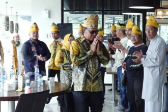 Gubernur Kalsel, Sahbirin Noor saat berbaur dengan urang Banjar di Padang, Sumatera Barat. (Foto: Naimah/Biro Adpim Pemprov Kalsel)
