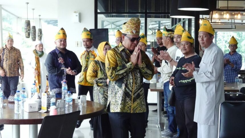 Gubernur Kalsel, Sahbirin Noor saat berbaur dengan urang Banjar di Padang, Sumatera Barat. (Foto: Naimah/Biro Adpim Pemprov Kalsel)
