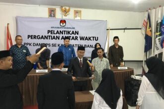 Pelantikan PAW di KPU Kabupaten Banjar wilayah Kecamatan Gambut dan Kecamatan Sambung Makmur (Foto : Heru)