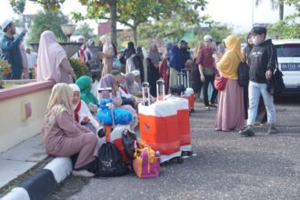 Kedatangan rombongan jemaah haji asal Tabalong di Halaman DPRD Kabupaten Tabalong (foto : ihsan_teras7.com)