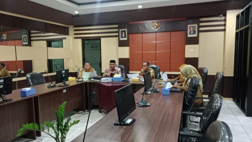 Rapat Pansus Perumda Pasar dengan eksekutif pemetintah daerah Kabupaten Banjar, meminta surat investigasi kepada BPKP Kalsel, Selasa (11/07/2023). Foto : Heru