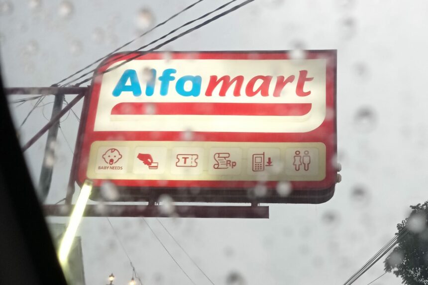 Plang nama minimarket Alfamart (foto : ihsan_teras7.com)