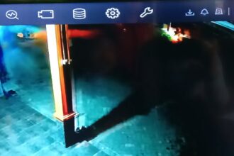 Rekaman CCTV yang memperlihatkan pelaku sedang beraksi di kantor teras7.com
