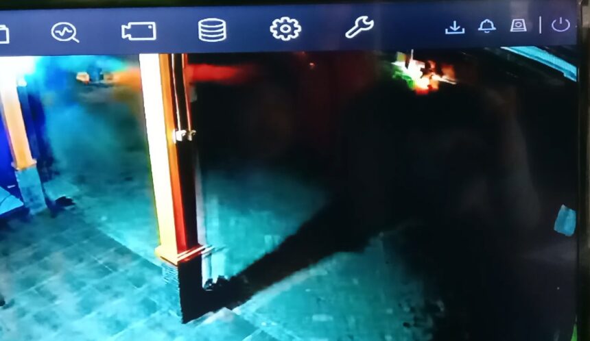 Rekaman CCTV yang memperlihatkan pelaku sedang beraksi di kantor teras7.com