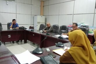 Rapat Pansus PD Pasar terkait gajih pegawai pasar yang menjadi tidak relevan oleh Bagian Hukum Setda Kabupaten Banjar (Foto : Heru)