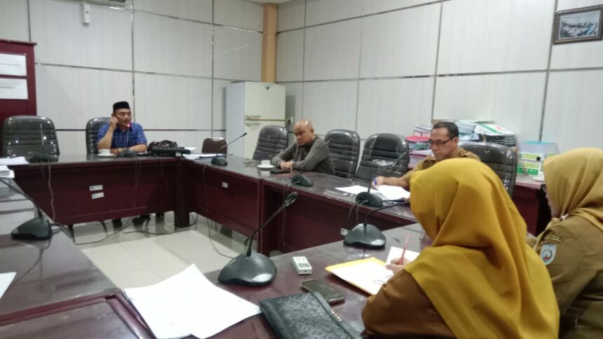 Rapat Pansus PD Pasar terkait gajih pegawai pasar yang menjadi tidak relevan oleh Bagian Hukum Setda Kabupaten Banjar (Foto : Heru)