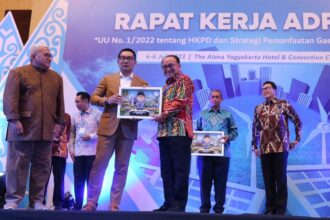 Bupati Tabalong, Anang Syakhfiani menerima penghargaan yang diserahkan langsung oleh Ridwan Kamil (foto : Kominfo Tabalong)