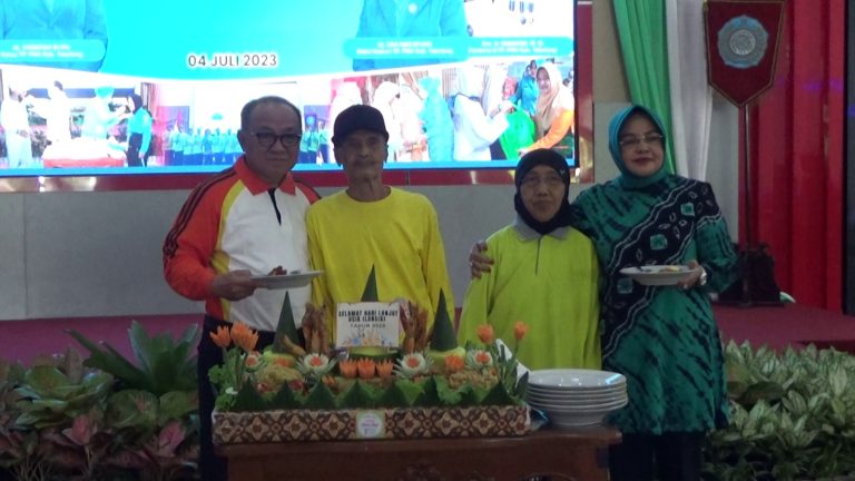 Bupati Tabalong, Anang Syakhfiani bersama para lansia pada peringatan Hari Lanjut Usia Ke-27 Tingkat Kabupaten Tabalong (foto : Media Center Tabalong)