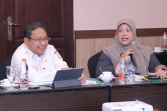 Sekda Banjar dengan Kepala BPJS Ketenagakerjaan Banjarmasin (Foto : Diskominfo Banjar)