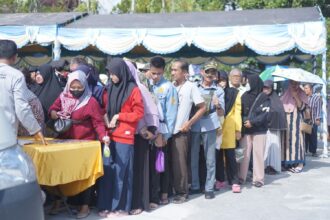 Antrian para warga di Pasar Murah yang digelar Kejari Tabalong bersama TPID Kabupaten Tabalong (foto : ihsan_teras7.com)